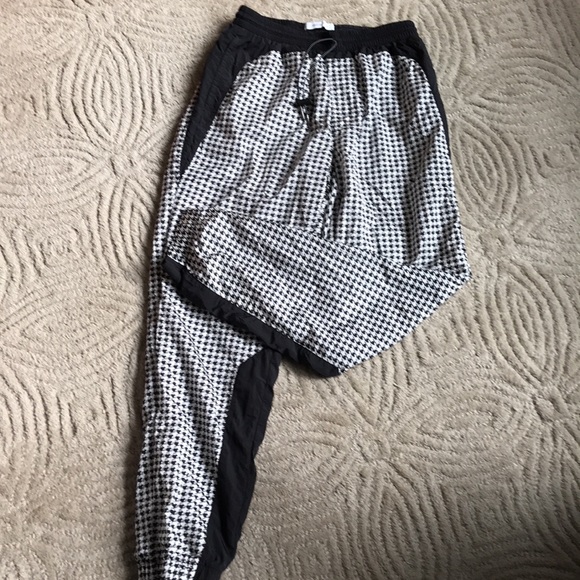 URBAN OUTFITTERS S Black & White Parachute Track Pants Patterned Wind Pant - Picture 1 of 9